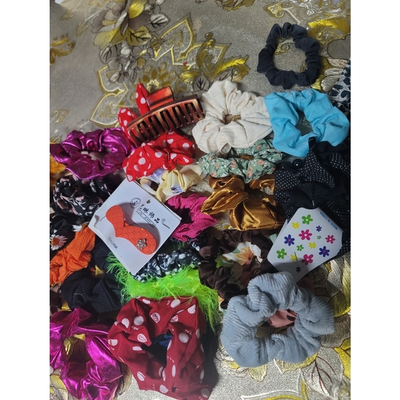 Bundle of Women Hair Accessories - Picture 6 of 7